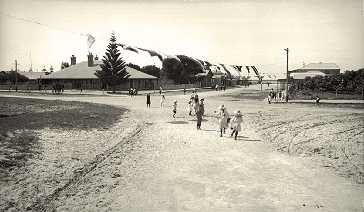 Esperance. School children enjoy a half day holiday, 1915