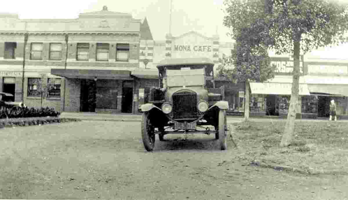 Griffith. Panorama of Banna Avenue