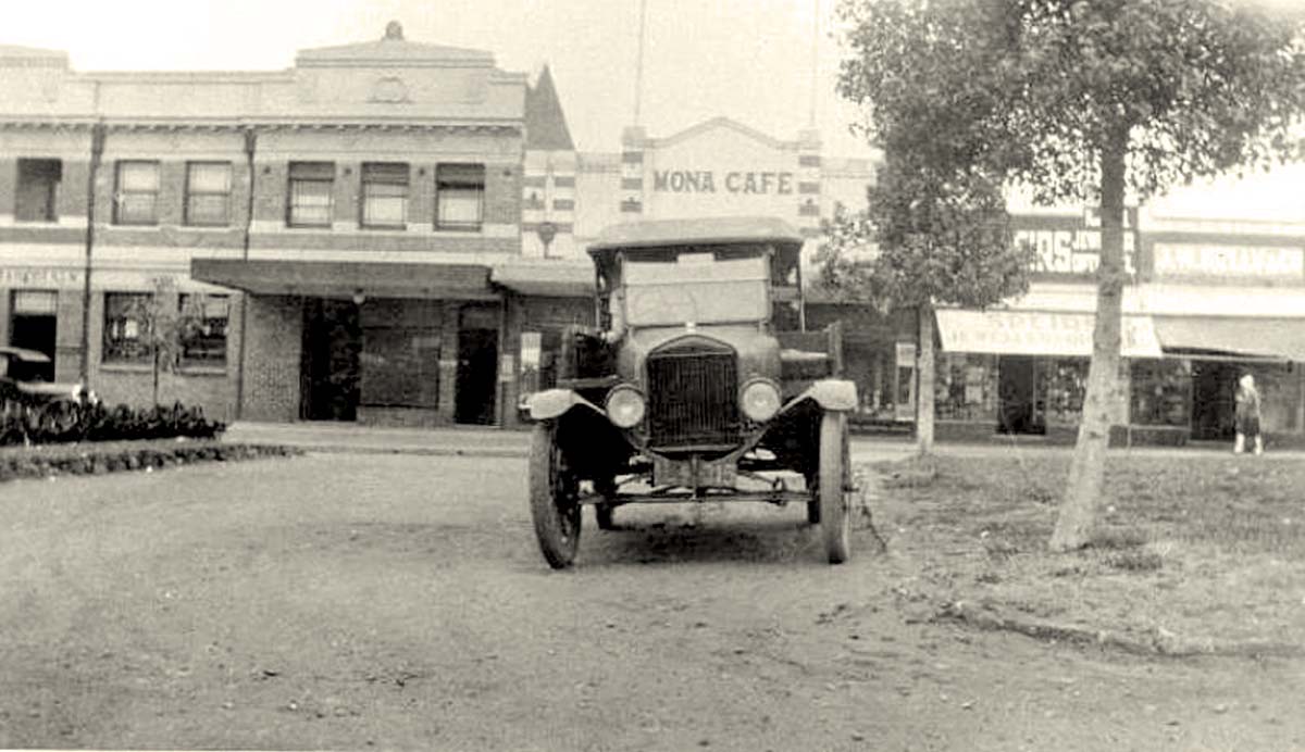 Griffith. Panorama of Banna Avenue with shops and cars