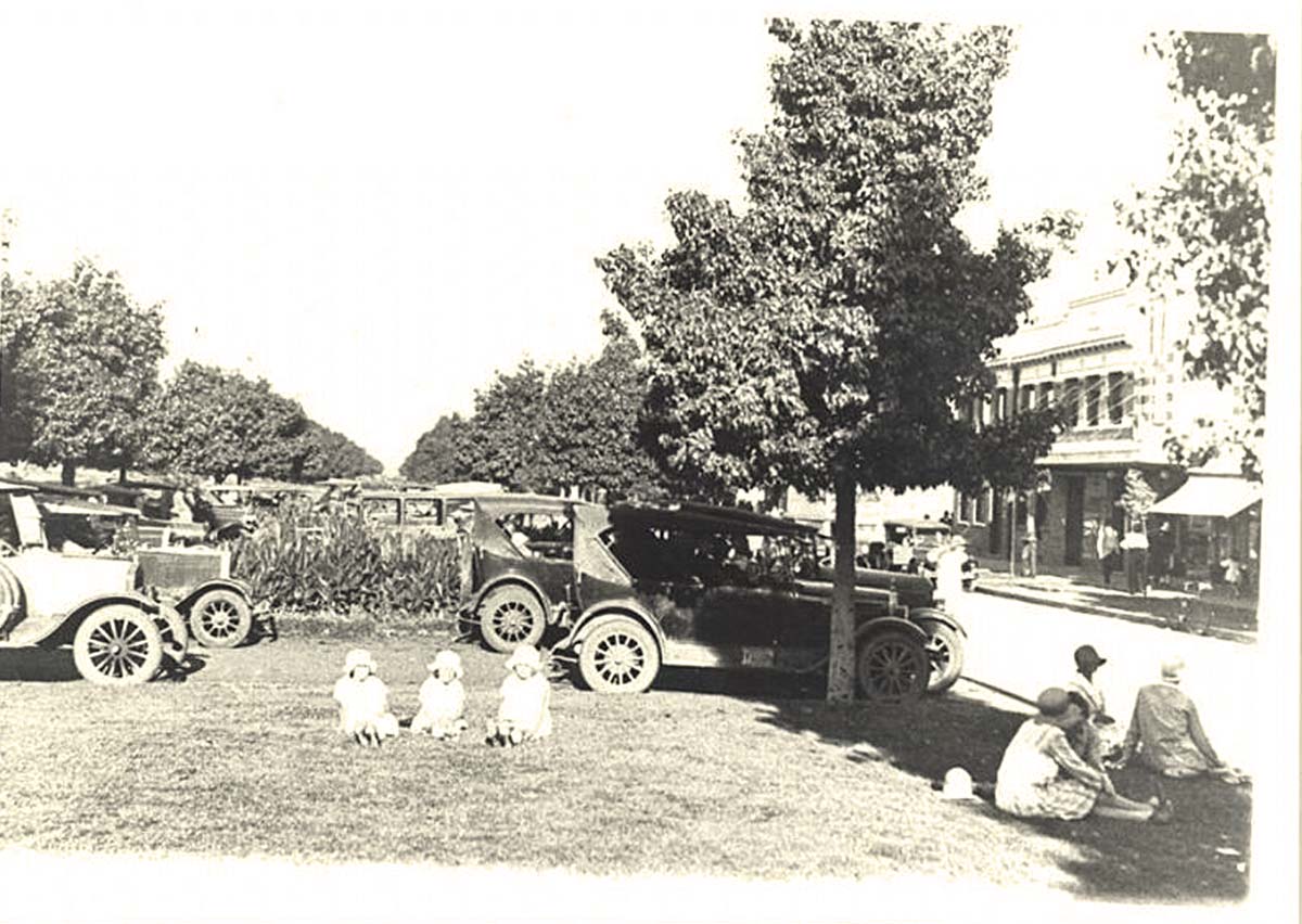 Griffith. Panorama of Banna Avenue with shops and cars