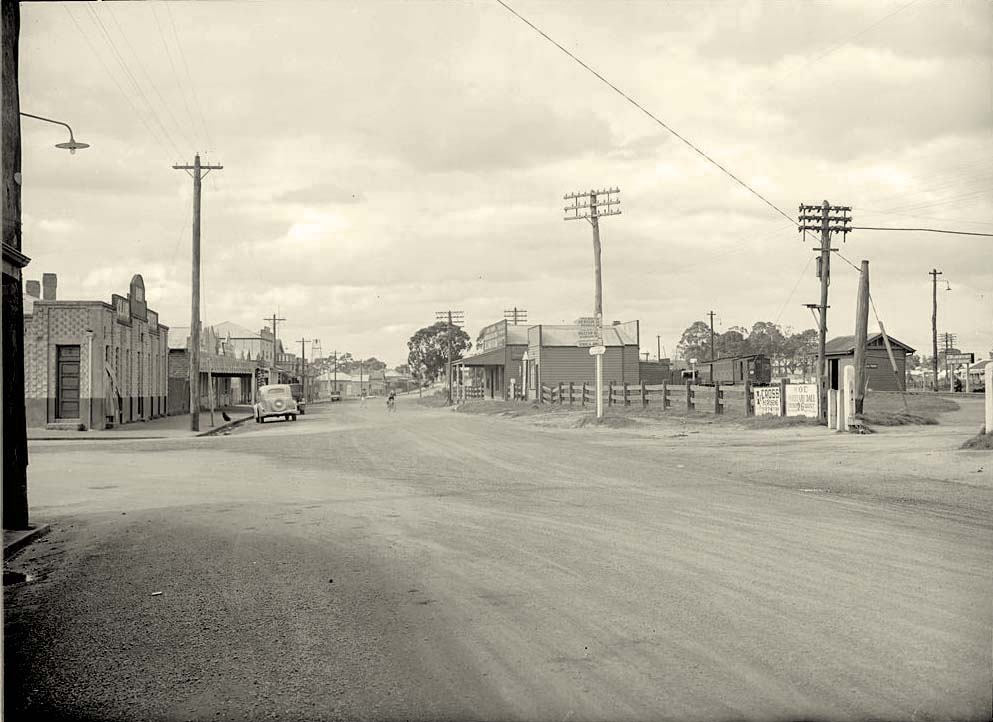 Latrobe (La Trobe). Moe - Station Yard, Club Hotel and Homes