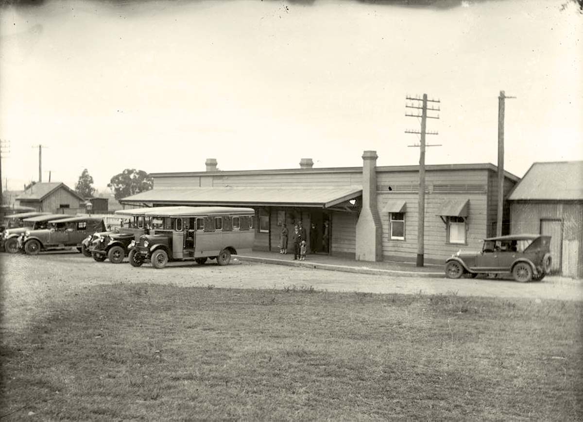 Nowra. Cars and bus near auto station