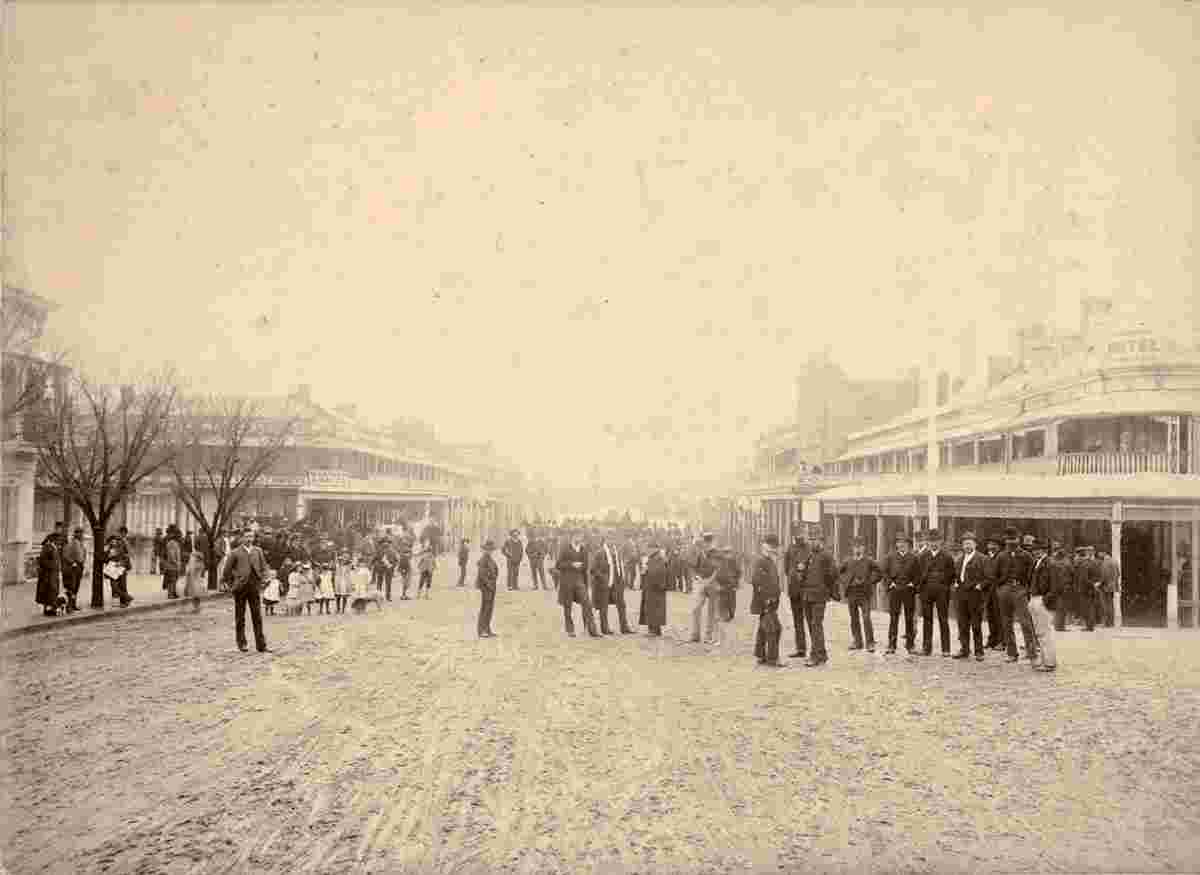 Wagga Wagga. Railway passengers