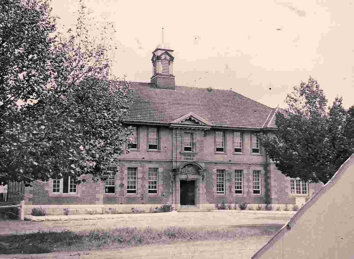 Warwick. Technical College and High School