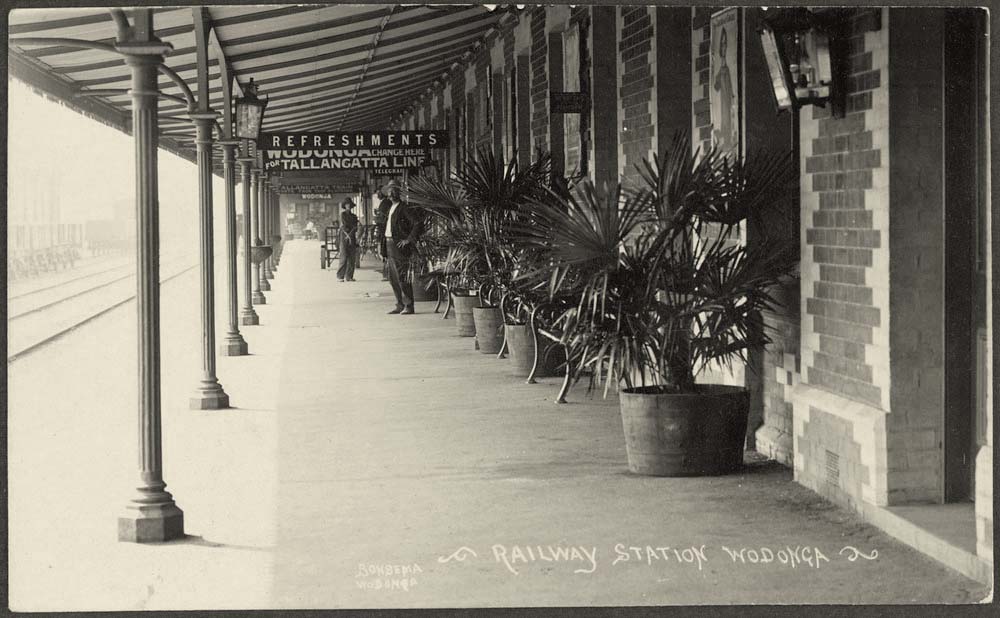Wodonga. Railway station platform