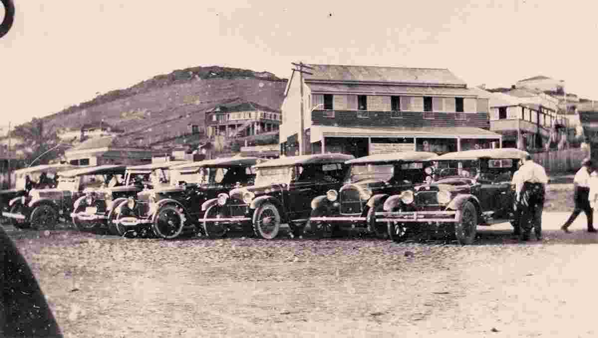 Yeppoon. Cars outside the Myola Hall, 1925