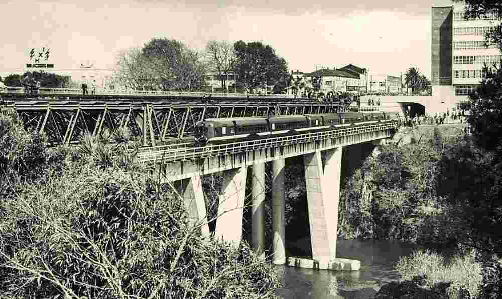 Hamilton. The new Railway Bridge, opening day, 1964