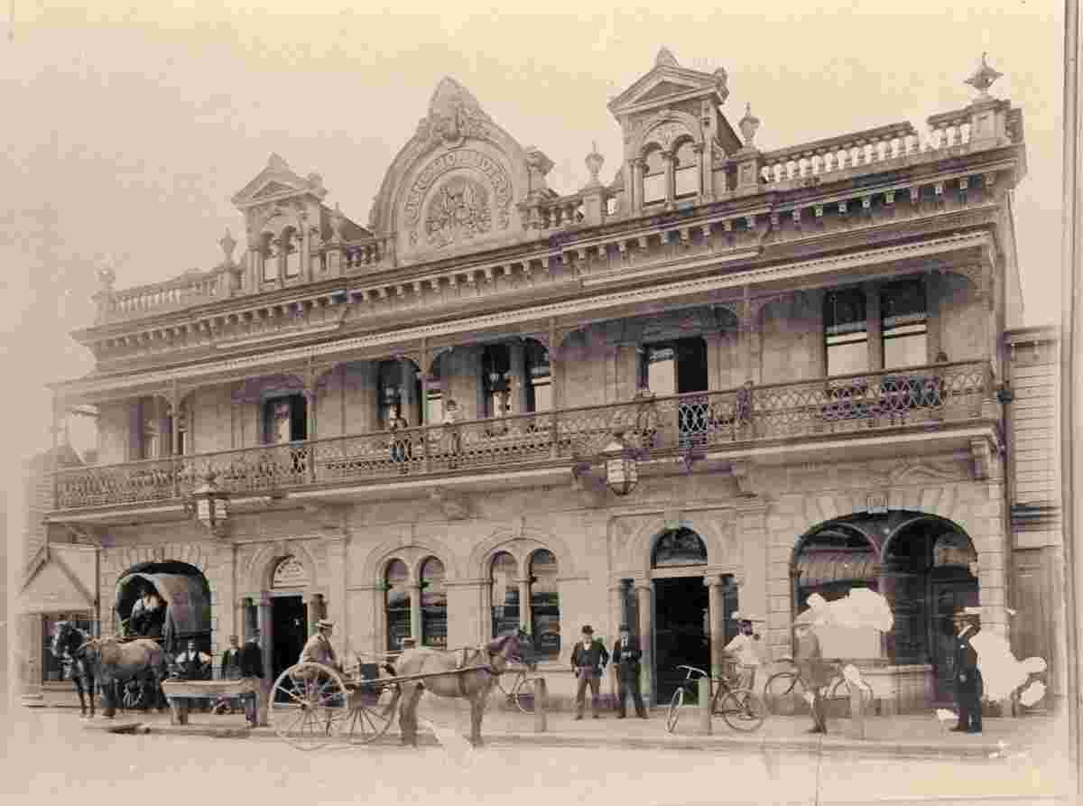 Rangiora. A delivery wagon leaving the Junction Hotel, circa 1900