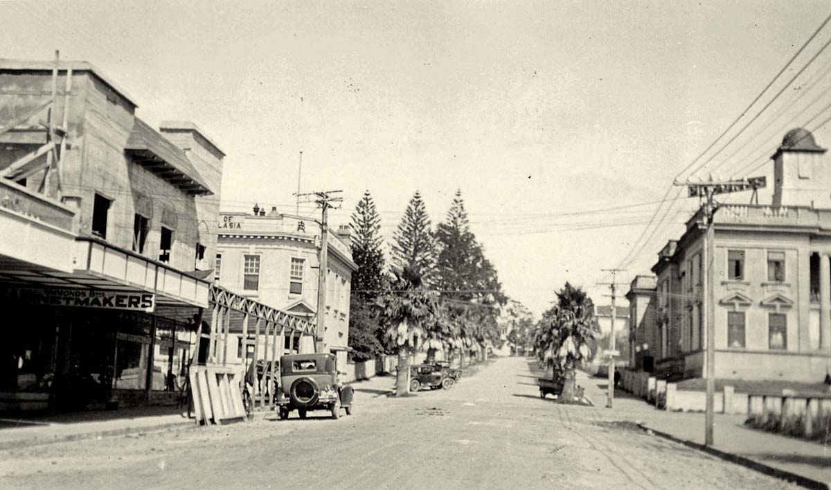 Tauranga. Wharf Street, showing Bank Chambers, Town Hall and Bank of Australia