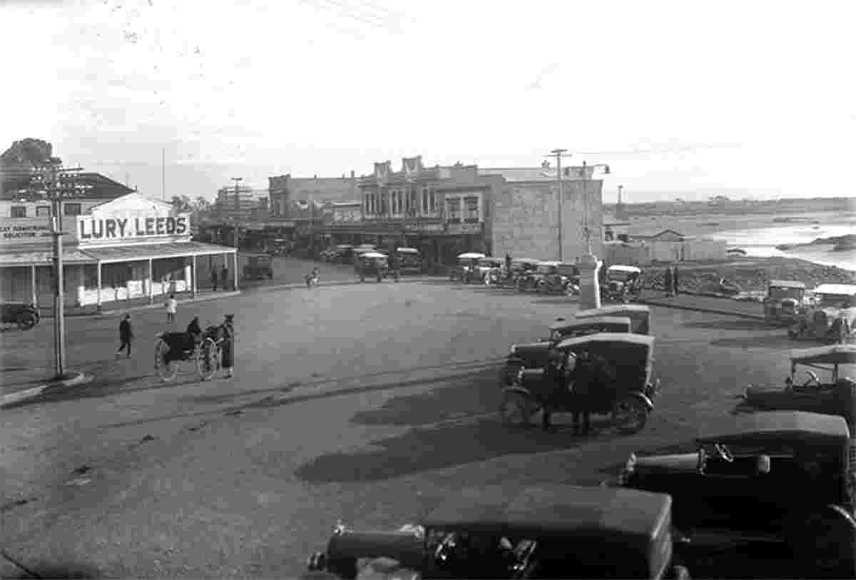 Whakatane. Square with monument, autos